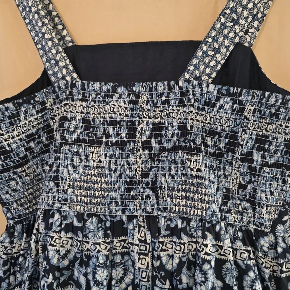 Women's Dress - Picture 3 of 8